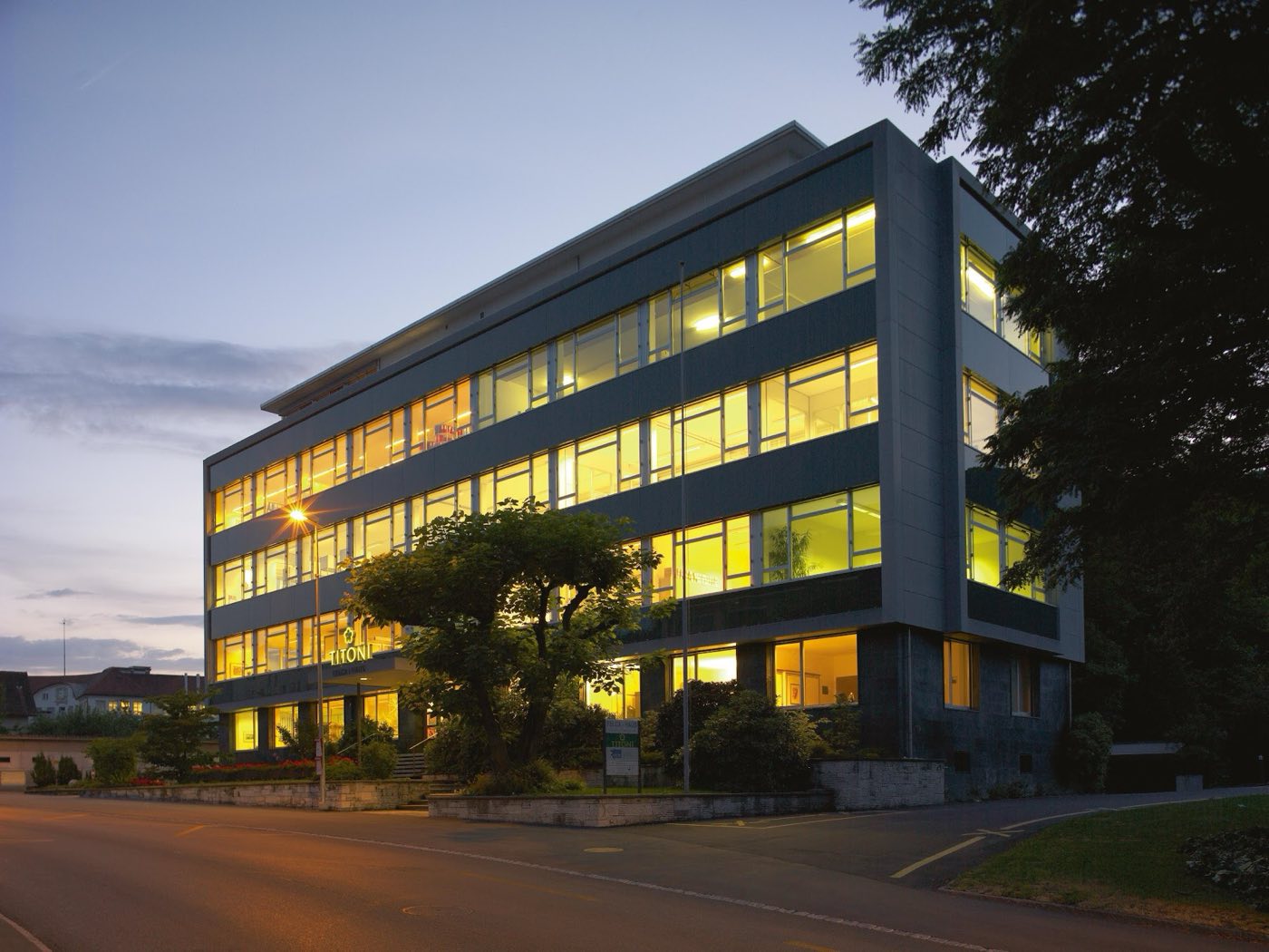 Beleuchtetes Bürogebäude in der Abenddämmerung