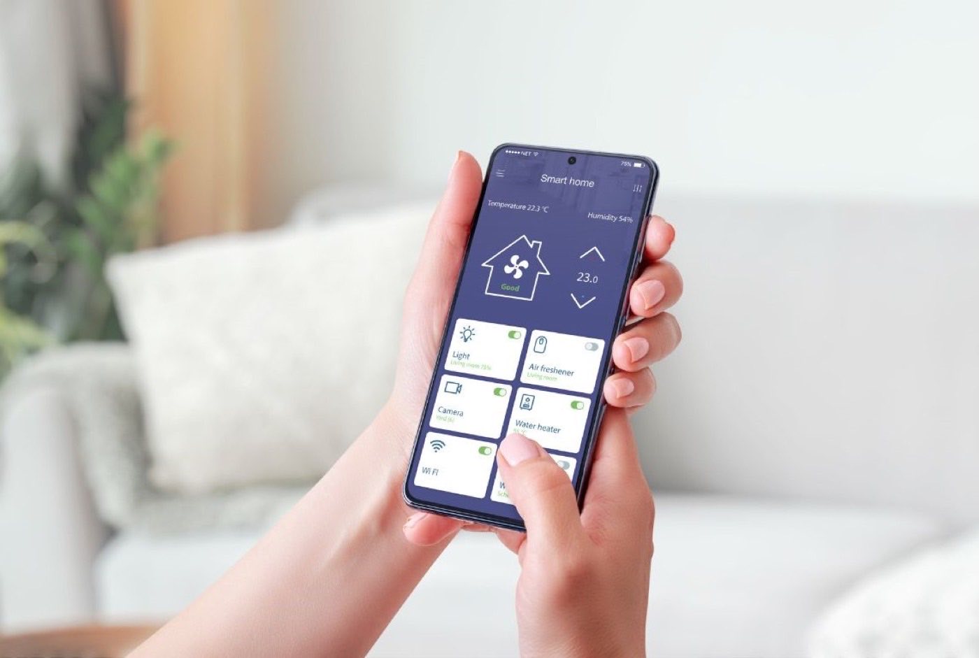 Smartphone mit App zur Gebäudesteuerung